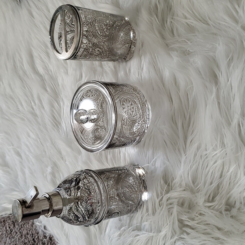 Beautiful set of Luxury Bella lux bathroom accessories!